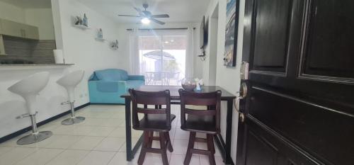 a kitchen with a table and chairs in a room at Casa Vacacional en Herradura con piscina privada in Herradura