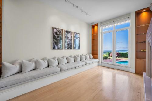 Zona de estar de Spectacular, Water View House! Property overview!