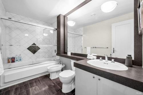 Un baño de Spectacular, Water View House! Property overview!
