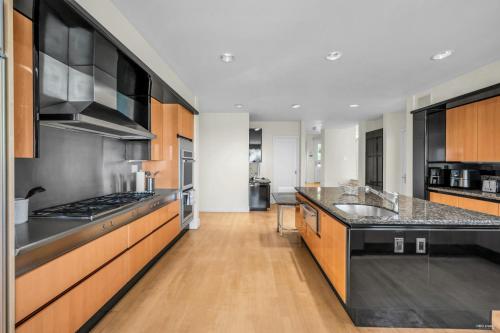 Una cocina o zona de cocina en Spectacular, Water View House! Property overview!