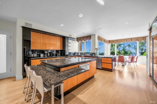 Una cocina o zona de cocina en Spectacular, Water View House! Property overview!