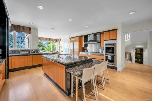 Una cocina o zona de cocina en Spectacular, Water View House! Property overview!