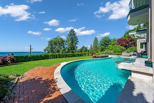 Piscina en o cerca de Spectacular, Water View House! Property overview!