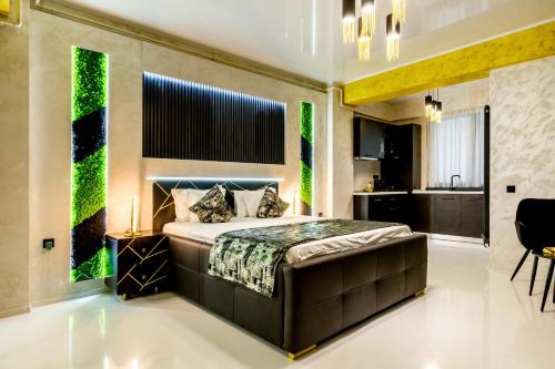 a bedroom with a bed with a green accent wall at Rasarit la Mare Premium in Constanţa