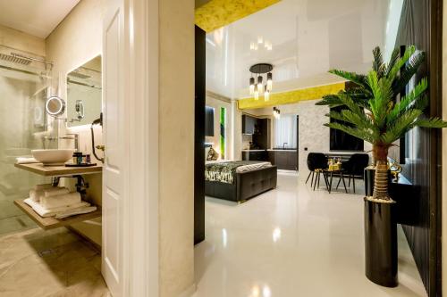 een kamer met een woonkamer en een slaapkamer bij Azimuth Luxury in Constanţa