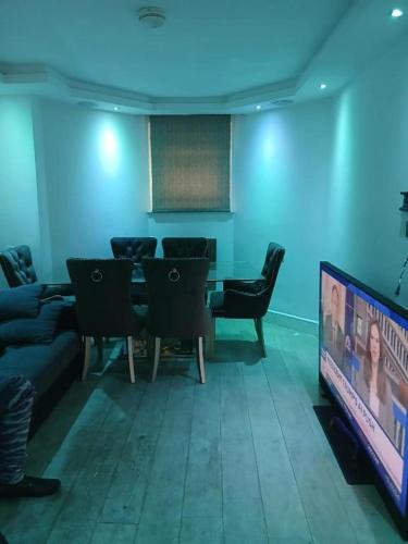 Μια τηλεόραση ή/και κέντρο ψυχαγωγίας στο Bright Double Room w Private Bath Easy Access Free Breakfast