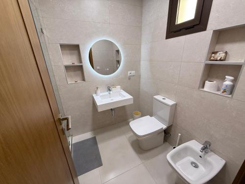 Ένα μπάνιο στο Cozy Flat Sea & Hills View
