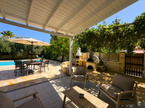 Πισίνα στο ή κοντά στο Villa Karneios