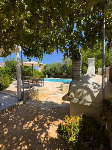 Πισίνα στο ή κοντά στο Villa Karneios