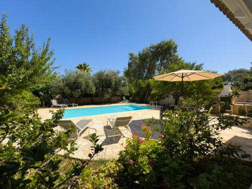 Πισίνα στο ή κοντά στο Villa Karneios