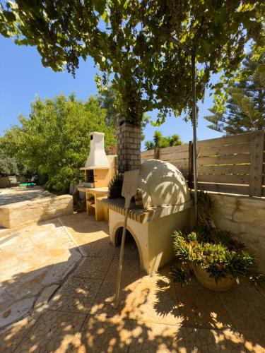 Κήπος έξω από το Villa Karneios