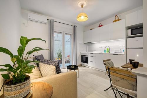 NANA - A lovely studio & patio, Varnava, Pagrati
