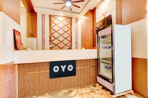 Una máquina expendedora en una habitación con un cartel en la pared. en Hotel O Gandhi Hotel, en Alwar