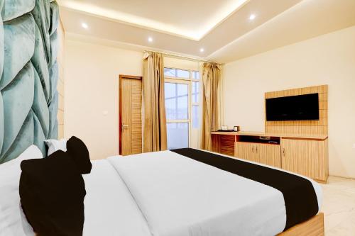 TV a/nebo společenská místnost v ubytování Hotel O Gandhi Hotel