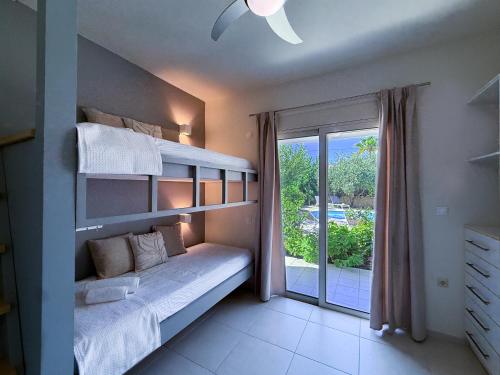 Ένα ή περισσότερα κρεβάτια σε δωμάτιο στο Villa Karneios
