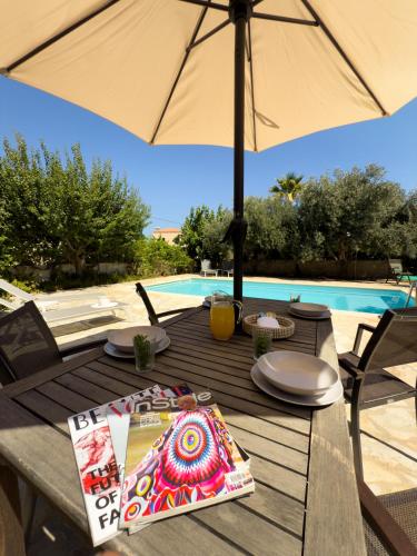Πισίνα στο ή κοντά στο Villa Karneios