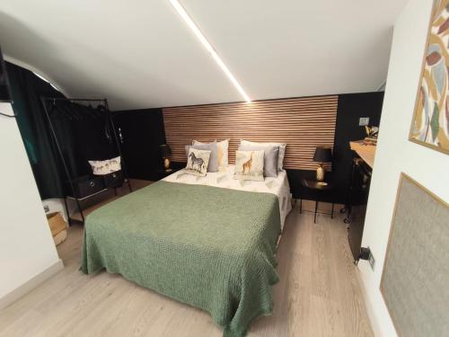Giường trong phòng chung tại Stone House Premium Suite