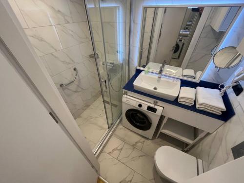 Ένα μπάνιο στο Orbi city C block Panorama 3bedroom