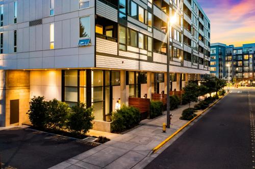 an empty street in front of a tall building at Airy and Open Corner Loft - 92 Walkscore in Redmond