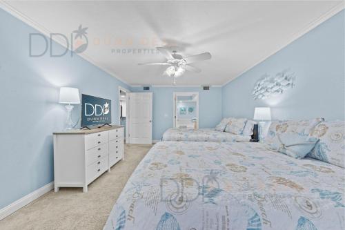 Un dormitorio con una cama y un ventilador de techo. en Ocean Club Villa B-319, en Biloxi