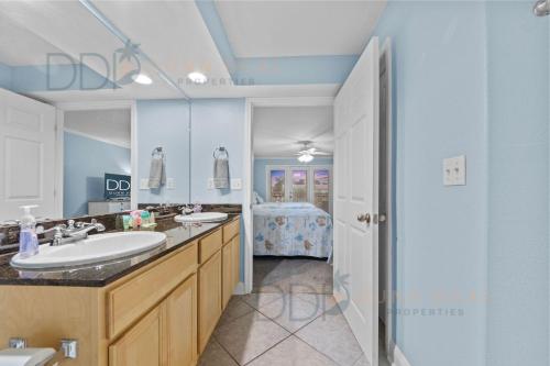 un baño con lavabo y espejo en Ocean Club Villa B-319, en Biloxi