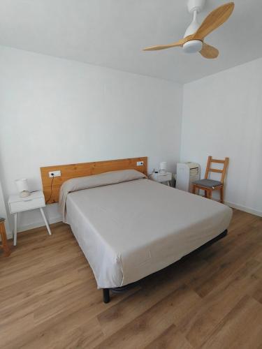 ein Schlafzimmer mit einem Bett und einem Deckenventilator in der Unterkunft Esencia Mediterránea in Vinarós