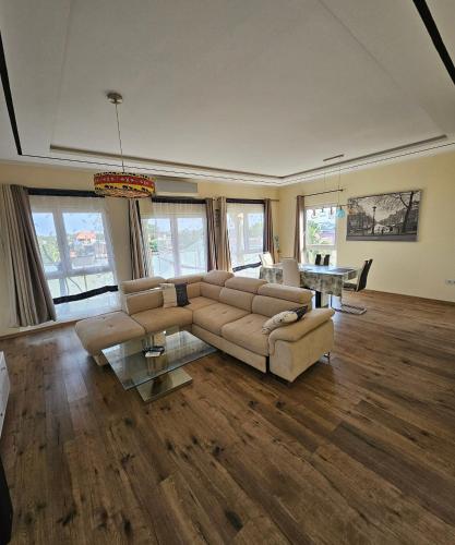 a living room with a couch and a table at Appartement Light, moderne et lumineuse in Lomé