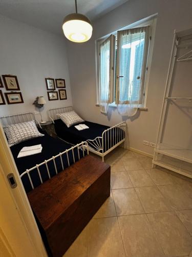 a bedroom with two twin beds and a window at Appartamento con giardino Coppo Sirolo in Sirolo