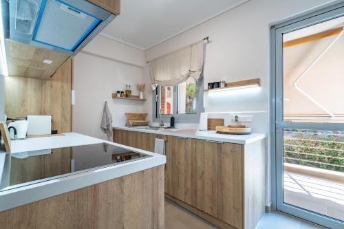 Una cocina o zona de cocina en Seaview Balcony in Varkiza by ΜΡS