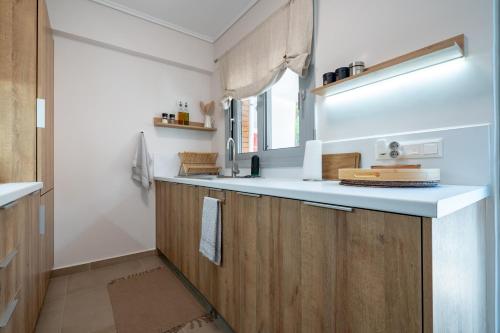 Una cocina o zona de cocina en Seaview Balcony in Varkiza by ΜΡS
