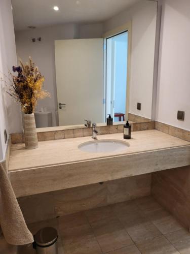 a bathroom with a sink and a large mirror at Habitación con baño en vivienda particular - Lagos de Villanueva Golf in Barrio de Jarana