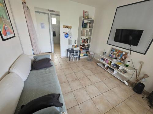 Posezení v ubytování CHARMANT HAUT DE VILLA AVEC PISCINE PARTAGEE