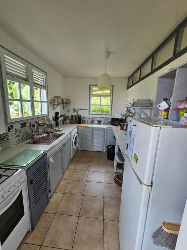 Kuchyň nebo kuchyňský kout v ubytování CHARMANT HAUT DE VILLA AVEC PISCINE PARTAGEE