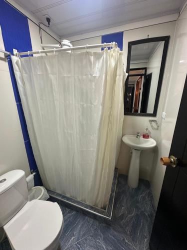 Ένα μπάνιο στο Apartamentos FM 201