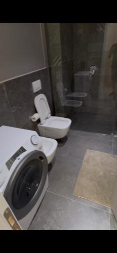 Ένα μπάνιο στο Apartamente luxury Shengjin