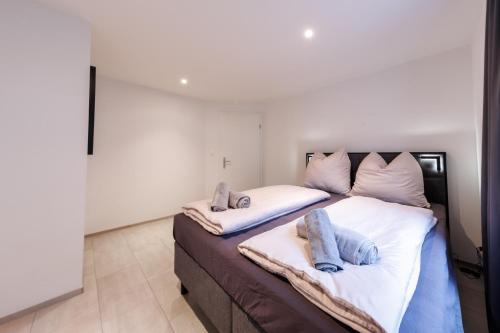 a bedroom with two beds with towels on them at Grosszügige Wohnung an zentraler Lage! in Winterthur