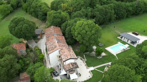 an aerial view of a house with a swimming pool at Casa dei Colli in Monzambano