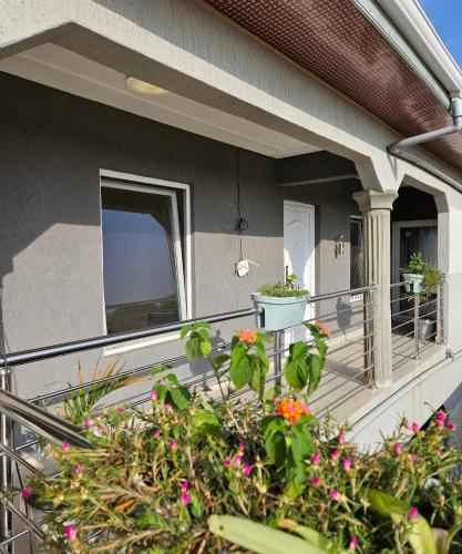 a balcony of a house with flowers and plants at Appartement Light, moderne et lumineuse in Lomé