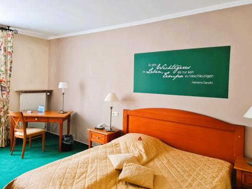 Ένα ή περισσότερα κρεβάτια σε δωμάτιο στο Hotel Zur Post