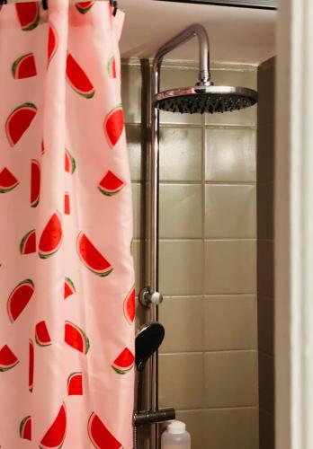 un rideau de douche avec des fruits dessus dans une salle de bain dans l'établissement Red Calmette, à Cannes