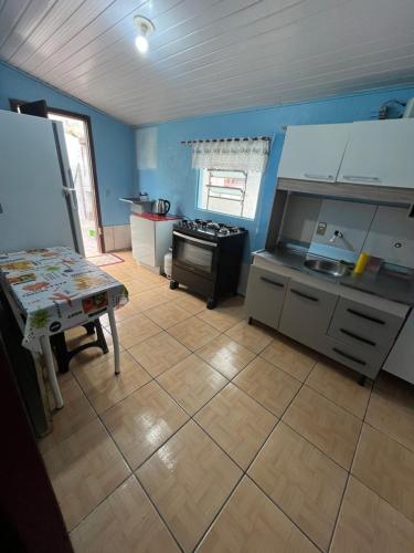 Dapur atau dapur kecil di Casa em Tramandaí