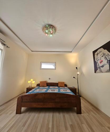 a bedroom with a bed and a chandelier at Appartement Light, moderne et lumineuse in Lomé