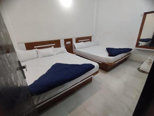 Postel nebo postele na pokoji v ubytování Tanisha inn