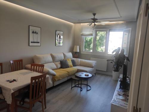una sala de estar con un sofá y una mesa en Spacious with free parking in Old Town-Casco Viejo, en Bilbao
