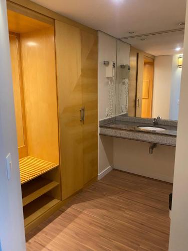 a bathroom with a sink and a mirror at Hotel & Residência Alphaville in Barueri