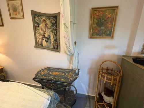 a bedroom with a bed and a painting on the wall at Une Amazone en Povence in Paradou