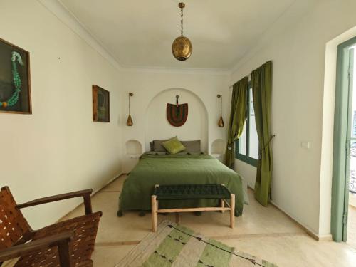 Una cama o camas en una habitación de Riad White Cactus