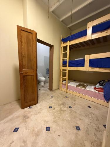 Ένα μπάνιο στο Lima Hostel