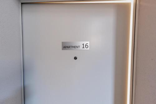 a door with a sign that reads unemployment at Einladende Wohnung in der Stadt! in Winterthur