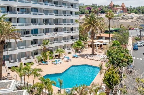 an aerial view of a hotel with a pool and palm trees at Buena Vista Ponderosa 517 in Playa Fañabe